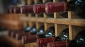 Pourquoi certains vins se gardent couchés